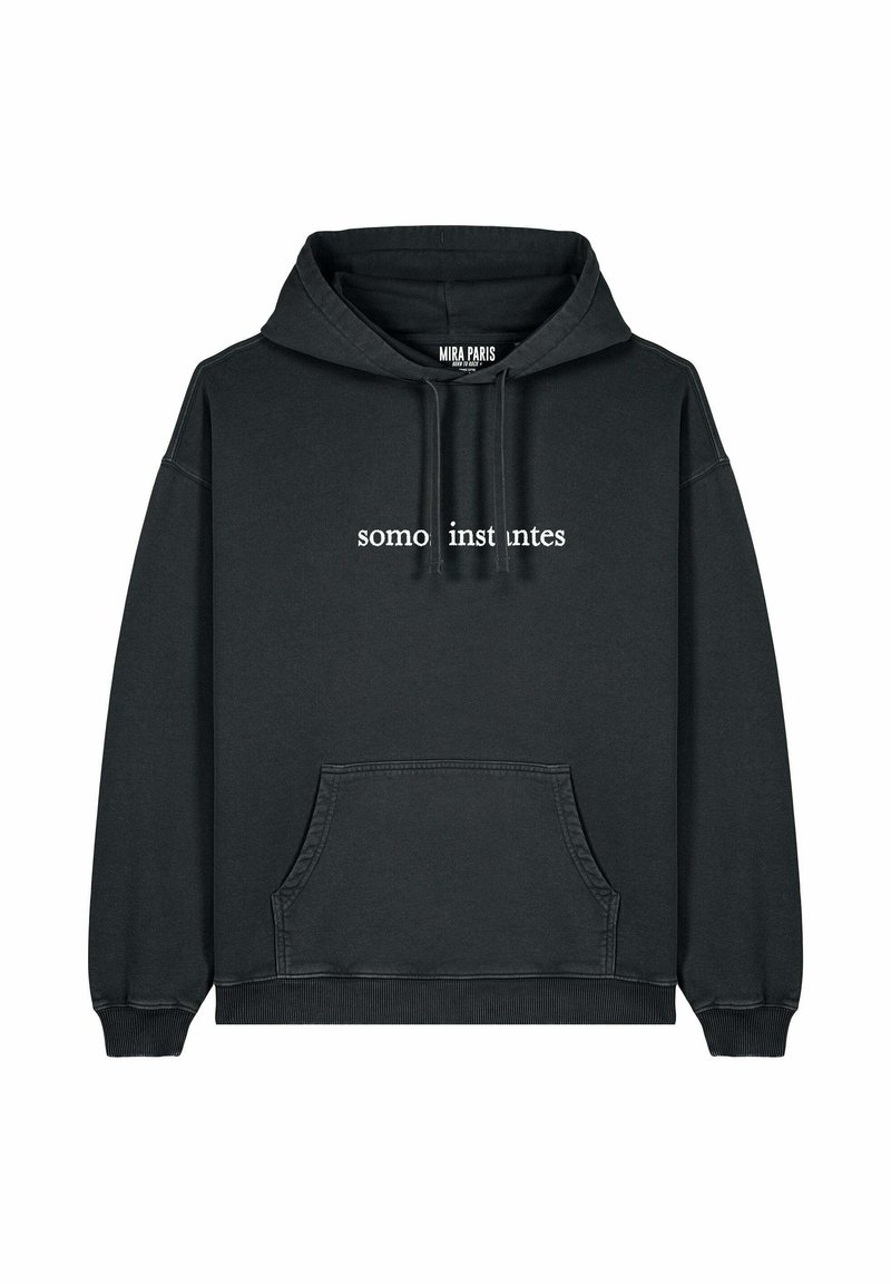 Hoodie nero in cotone, con tasca frontale, polsini e orlo a coste, e il testo "somos instantes" in bianco sul petto.