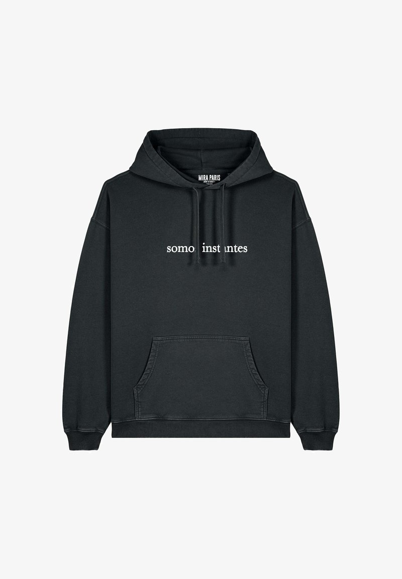 Hoodie nero in cotone, con tasca frontale, polsini e orlo a coste, e il testo "somos instantes" in bianco sul petto.