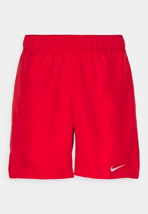 Rdeči športni šort s elastiko v pasu, narejen iz lahkega materiala. Na spodnji levi strani ima majhen srebrn logotip Nike.