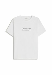 Witte T-shirt met korte mouwen en ronde hals, met zwarte tekst "EEN MOOIE FOUT IN EEN PERFECTE LOOP" gecentreerd op de borst.