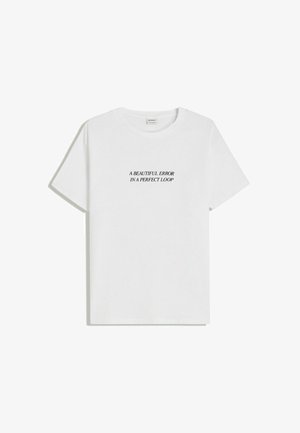 Weißes Kurzarm-T-Shirt mit Rundhalsausschnitt und schwarzem Text "EIN SCHÖNER FEHLER IN EINER PERFEKTEN SCHLEIFE", der auf der Brust zentriert ist.
