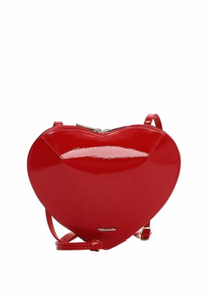 Rote Umhängetasche aus lackiertem Leder in Herzform mit verstellbarem Riemen und silbernem Markenlogo auf der Vorderseite.