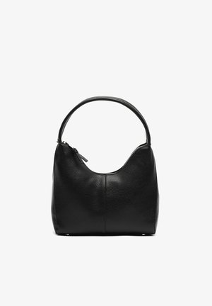 Zwarte leren schoudertas met een ronde vorm, een gladde textuur en een enkele handvat. Voorzien van een ritsluiting en een minimalistisch ontwerp.