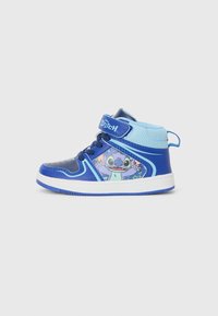 Blå høye sneakers med mesh og skinnende syntetisk materiale. Har et Stitch-motiv, snøring foran og justerbar stropp. Hvit såle.