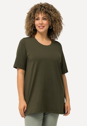 T-shirt à manches courtes vert olive avec un col rond et une coupe décontractée, fabriqué dans un matériau doux. Le design ne présente aucun motif ni accent visible.