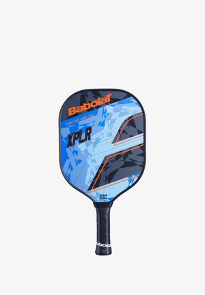 Babolat XPLR paddle med en afrundet blå og sort front med geometriske mønstre, orange accenter og et tekstureret sort greb.