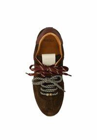 Bruine suède sneaker met een bordeaux leren hiel, een crèmekleurig interieur, decoratieve kettingveters en een ronde neus. Bevat branding op de tong.