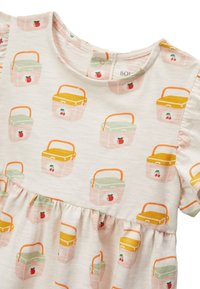 Robe de couleur claire avec un motif répété de petits paniers de pique-nique en rose, vert et jaune, agrémentée d'accents de cerise et de pomme.