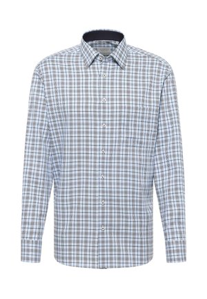 Koszula na guziki z długim rękawem w jasnoniebieską, białą i szarą kratę, z ostro zakończonym kołnierzykiem, przedstawiona na białym tle.