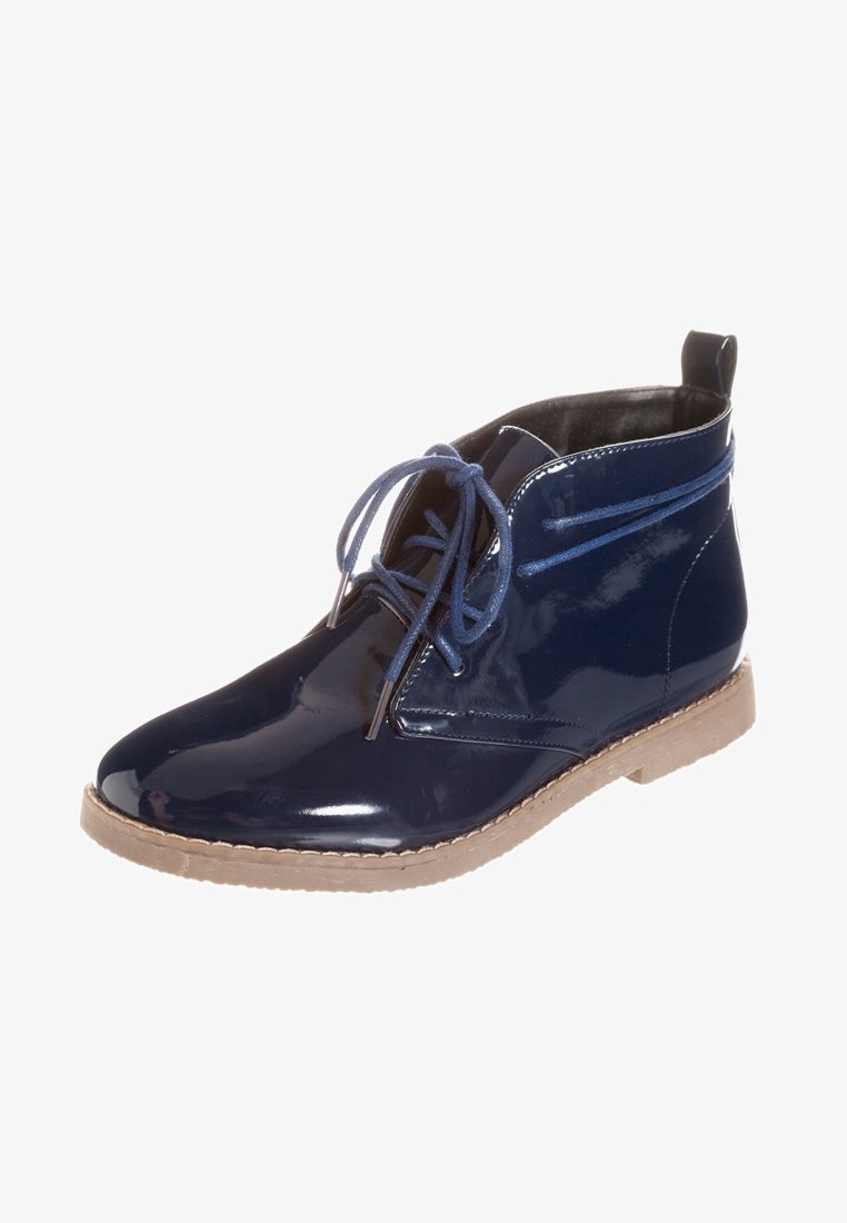Bottines en cuir verni bleu marine avec bout rond, fermeture à lacets à l'avant et semelle en caoutchouc beige ; elles sont dotées d'une languette au talon et de coutures décoratives.