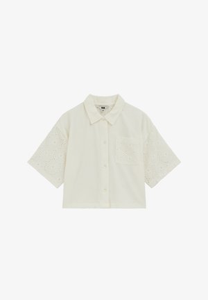 Cămașă albă cu mâneci scurte, nasturi și croială clasică, fabrică texturată, detalii florale perforate pe mâneci și buzunar.