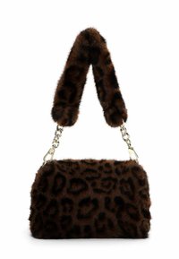 Borsa in finto pelliccia marrone con una stampa leopardata, caratterizzata da una catena spessa e una finitura morbida e testurizzata.