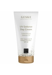 Die GESKE UV Defense Tagescreme in einer weißen, drückbaren Tube mit goldenen Akzenten bietet LSF 20 und hebt Q10, Hyaluronsäure und Kollagenkomplex hervor.