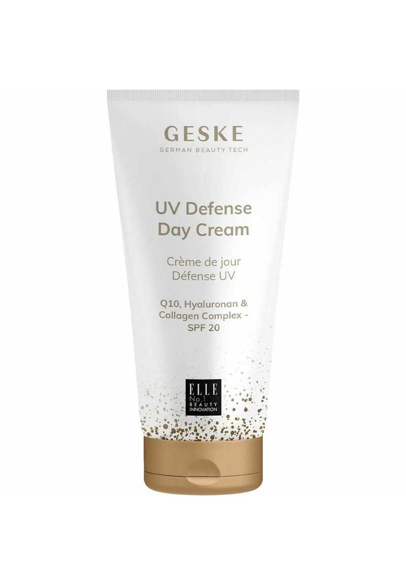 Die GESKE UV Defense Tagescreme in einer weißen, drückbaren Tube mit goldenen Akzenten bietet LSF 20 und hebt Q10, Hyaluronsäure und Kollagenkomplex hervor.