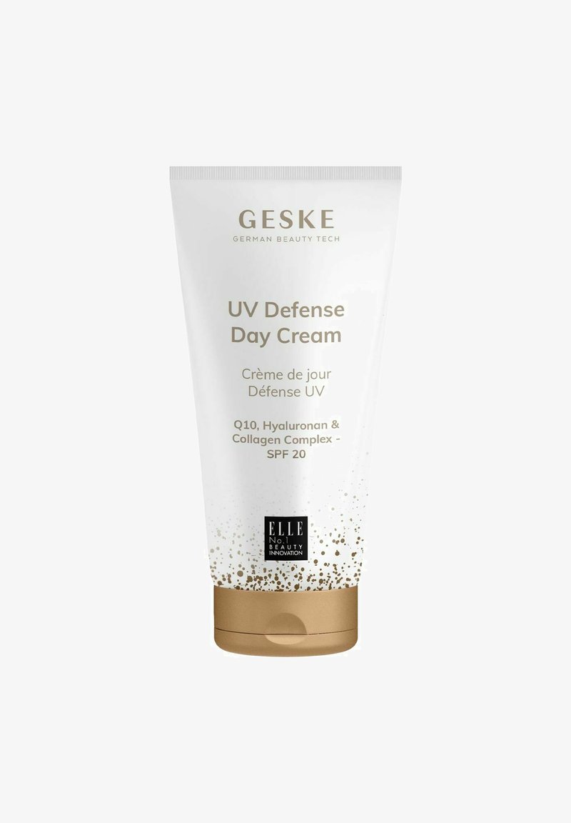 GESKE UV Defense Dagkräm i en vit, pressbar tub med guldfärger, har SPF 20 och framhäver Q10, Hyaluronsyra och Kollagenkomplex.