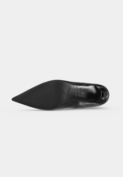 Chaussure noire en cuir à bout pointu, vue de dessus, avec un talon fin et une semelle lisse.