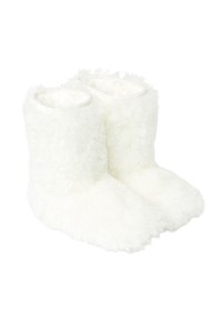 Białe, puchate buty z pluszową teksturą, o zaokrąglonym kształcie i elastycznych otworach; zaprojektowane dla komfortu i ciepła. Gruby, miękki materiał.