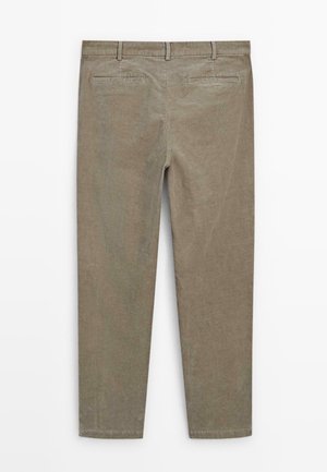 Pantaloni in velluto a coste verde oliva con vestibilità dritta. Dotati di due tasche posteriori e chiusura con bottone, rifiniti con una texture liscia.