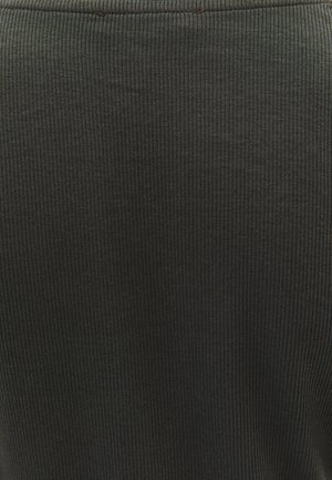 Mustaa ribattu kangasta, jossa on sileä pinta ja istuva muotoilu. Materiaalissa kulkee pystysuoria viivoja. Yksinkertainen ja tyylikäs viimeistely.