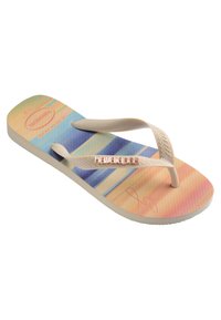 Tongs avec une semelle texturée arborant un motif rayé pastel en rose, bleu et jaune. Les fines lanières sont beige clair avec un accent de logo.