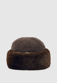 Bruine bontmuts met een ronde bovenkant en een brede, donkerdere bontband rond de basis, met een zachte textuur en een naadloos ontwerp.