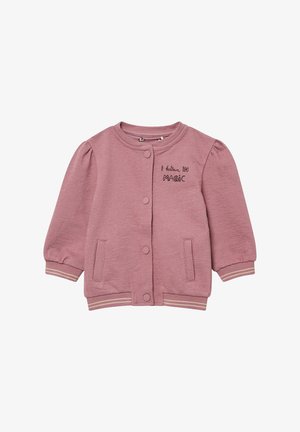 Veste sweat rose clair avec un col rond, manches longues bouffantes, boutons à l'avant, deux poches latérales et texte brodé "Je crois en la MAGIE."