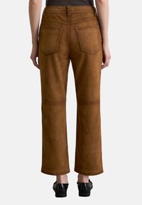 Bruine suède wijde broek met een gladde textuur. Beschikt over twee achterzakken en contrasterende stiksels. De zoom is recht en ongecompliceerd.