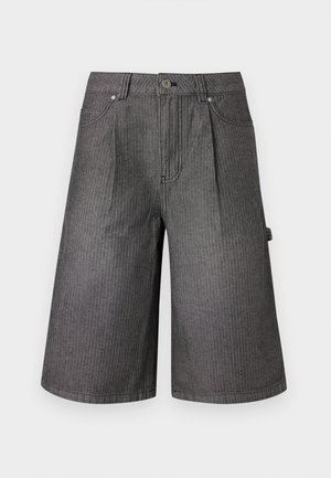 Pantaloni scurți gri din denim, până la genunchi, cu buzunare frontale, bucle pentru curea, închidere cu nasture și un suport lateral pentru unelte.