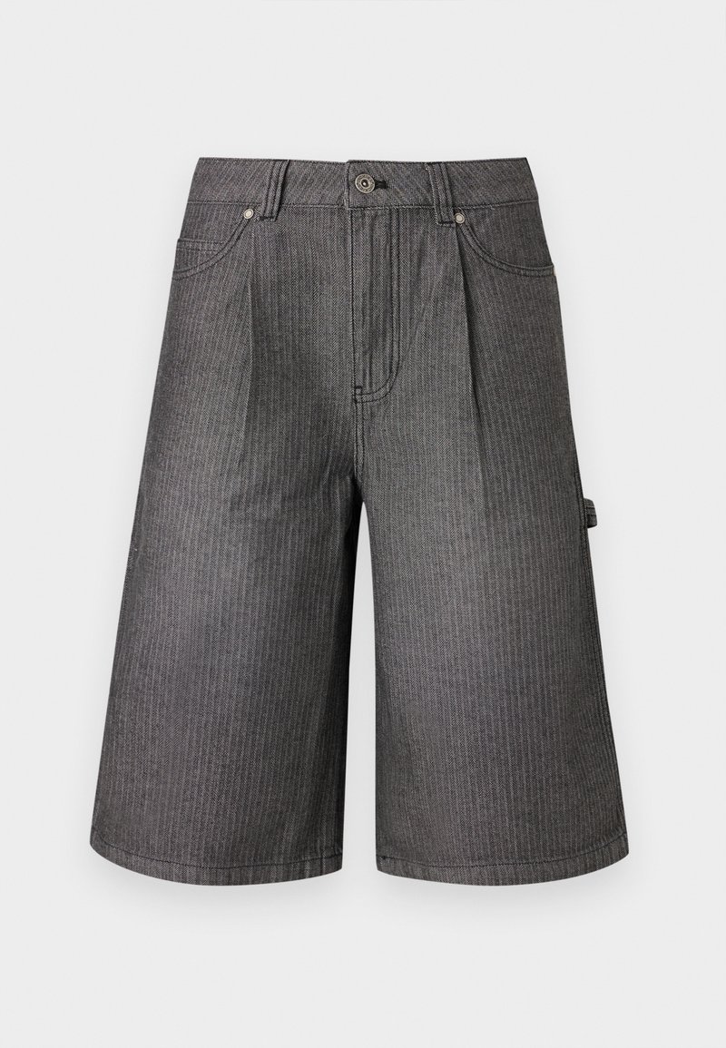 Shorts di jeans grigi fino al ginocchio con tasche frontali, passanti per cintura, chiusura con bottone e anello laterale per attrezzi.