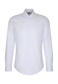 Camicia a maniche lunghe azzurra chiara con sottili righe verticali, colletto aperto e orlo arrotondato. Presenta bottoni bianchi e tessuto texturizzato.