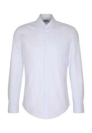 Camicia a maniche lunghe azzurra chiara con sottili righe verticali, colletto aperto e orlo arrotondato. Presenta bottoni bianchi e tessuto texturizzato.