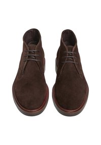 Paire de bottes à lacets en cuir suédé marron foncé avec bouts ronds et semelles en caoutchouc marron, vues de dessus.