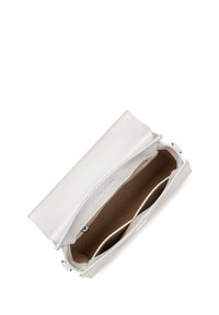 Clutch bag in pelle bianca con texture liscia, chiusura magnetica e interno beige con due scomparti. Nome del brand impresso all'interno.