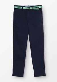 Chino blu navy con vestibilità slim, dotati di una cintura a righe verdi e bianche e di un design classico delle tasche. Materiale in misto cotone.