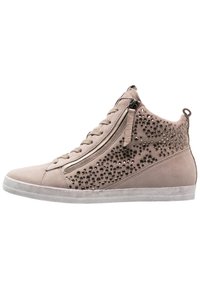 Sneakers i ljusbeige mocka med metalliska nitar, hög skaftdesign, snörning framtill och en sidodragkedja, gummisula.