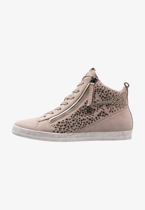 Sneakers in suede beige chiaro con dettagli in metallo chiodato, design alto, chiusura con lacci e zip laterale, suola in gomma.