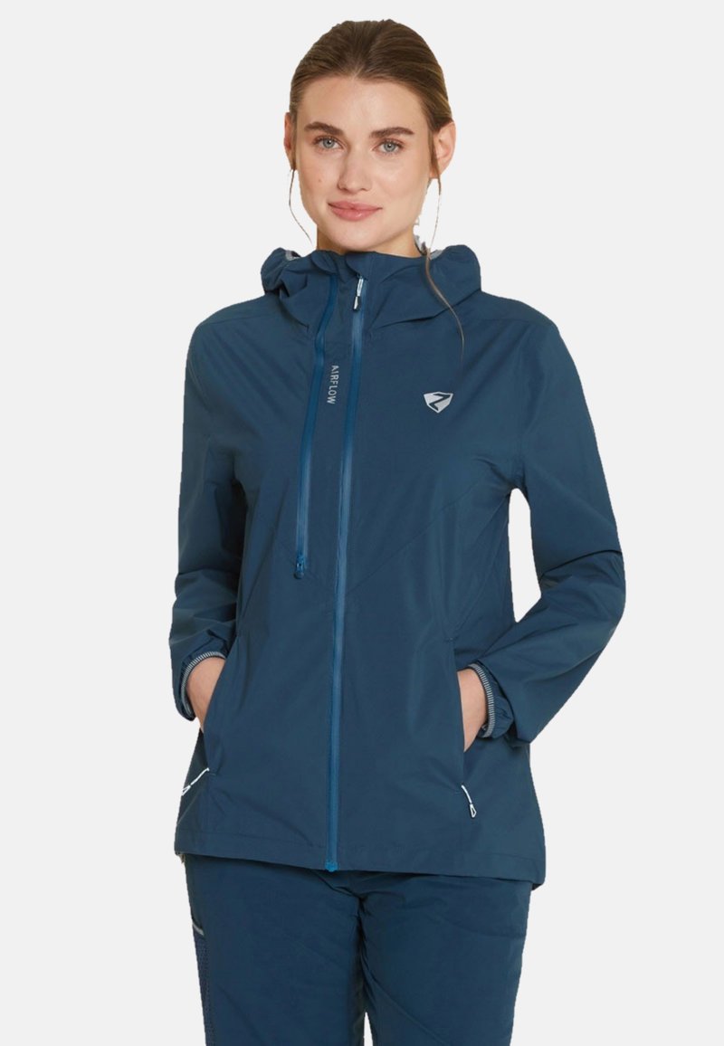 Chaqueta impermeable de color azul marino con capucha, cremallera frontal y cordones ajustables. Presenta bolsillos laterales y puños texturizados.