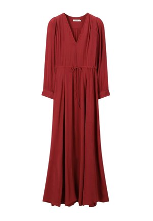 Robe maxi à manches longues, de couleur rouge profond, avec décolleté en V, détails froncés et ceinture ajustable, suspendue sur fond blanc uni.