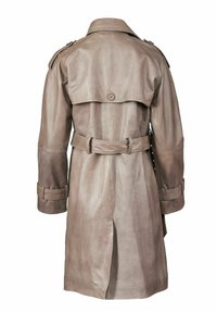 Langer beiger Leder-Trenchcoat mit tailliertem Gürtel, Schulterepauletten und doppelter Knopfleiste. Verfügt über einen belüfteten Rücken.