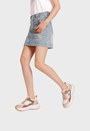 Sneakers con una combinazione di materiali in camoscio e mesh bianco, beige e marrone; suola chunky; design con lacci e una linguetta posteriore per facilitare la calzata.