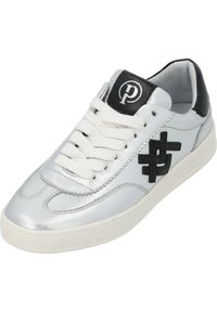 Silberne Ledersneaker mit weißen Schnürsenkeln, schwarzen Akzenten an der Ferse und dem Logo, mit einer strukturierten Oberfläche und einer flachen, weißen Sohle.