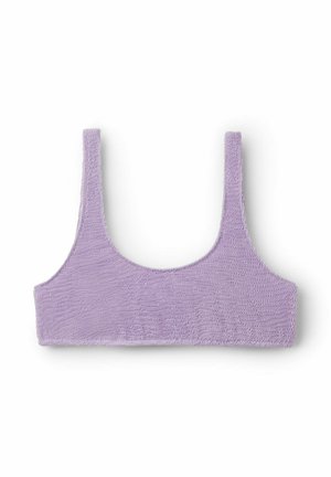 Helllila strukturiertes Crop-Top mit breiten Schulterträgern und Rundhalsausschnitt, flach auf weißem Hintergrund liegend.