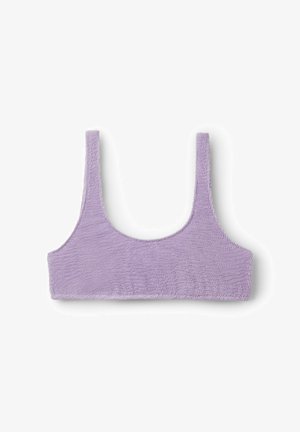 Helllila strukturiertes Crop-Top mit breiten Schulterträgern und Rundhalsausschnitt, flach auf weißem Hintergrund liegend.
