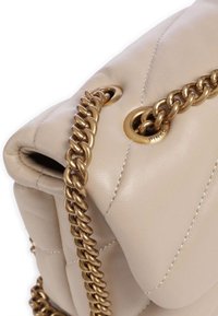 Borsa a tracolla in pelle beige con una catena dorata, caratterizzata da una texture trapuntata e un dettaglio in bronzo con il marchio "Pinko" impresso.