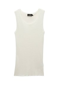 Débardeur blanc côtelé avec un col rond et sans manches. Fabriqué dans un matériau doux, présentant une texture subtile. Étiquette visible.