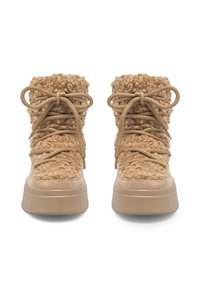 Botine din suede texturat, de culoare tan, cu accente pufoase și moi, vârf rotund și talpă groasă de culoare bej. Prezintă șireturi proeminente și un material superior moale.