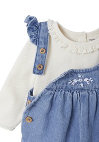 Denimkleid mit blauen Rüschenträgern, elfenbeinfarbenen gerippten langen Ärmeln, floralen Stickereien und Holzknöpfen zum Schließen.