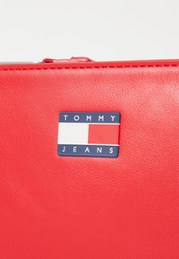 Tommy Jeans MUST SHOULDER BAG - Käsilaukku - red