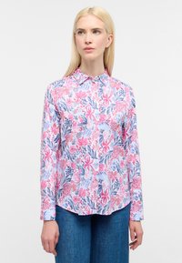Camicia a maniche lunghe con bottoni, floreale nei toni del rosa pastello, blu e bianco, caratterizzata da un orlo curvo e un tessuto morbido e texturizzato.