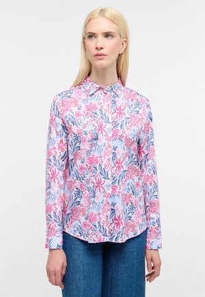Bloemen blouse met knopen in pastel roze, blauw en wit, met lange mouwen en een afgeronde zoom, gemaakt van een zachte, textuurrijke stof.